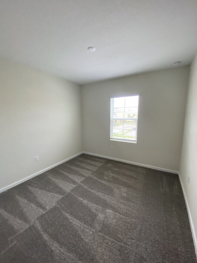 Building Photo - "Charming 3-Bedroom Oasis with 2.5 Baths i...