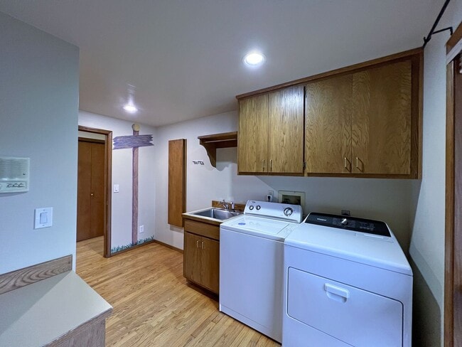 Building Photo - Gated Sound view home Des Moines area, 4 bed plus den 2.5 bath 3900 s/f, Available NOW!!!