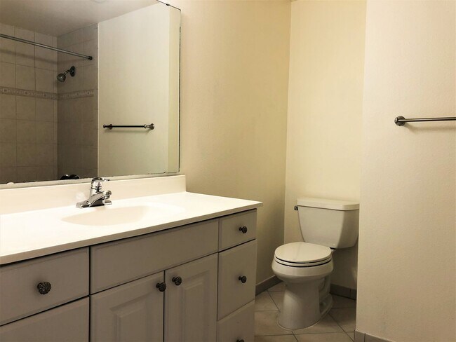 Building Photo - Fantastic Kirkland Home Available with Lar...