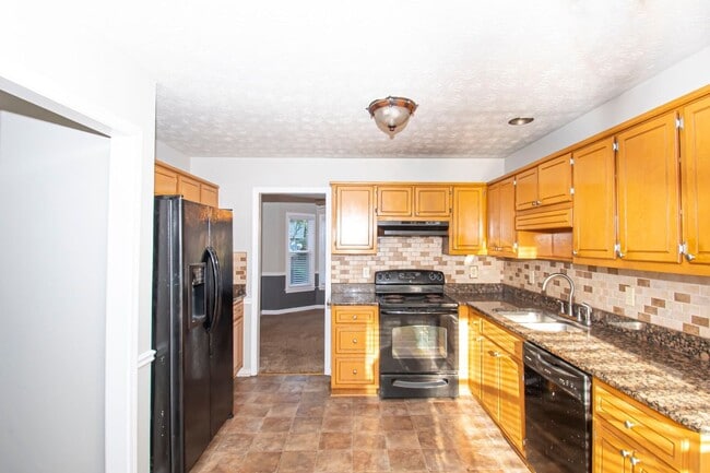 Building Photo - BEAUTIFUL LARGE 3 BED, 2.5 BATH. *MUST SEE*  (VIDEO TOUR)