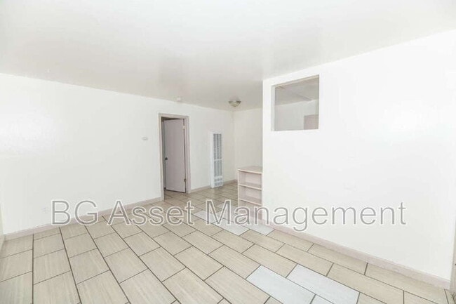 Building Photo - 728 Darina Ave