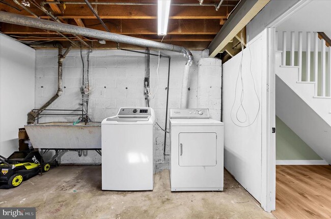 Building Photo - 312 Small Ct