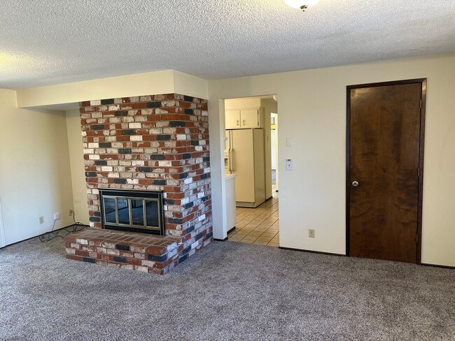 Building Photo - Large 3 bedroom 2.5 bath duplex with a gar...