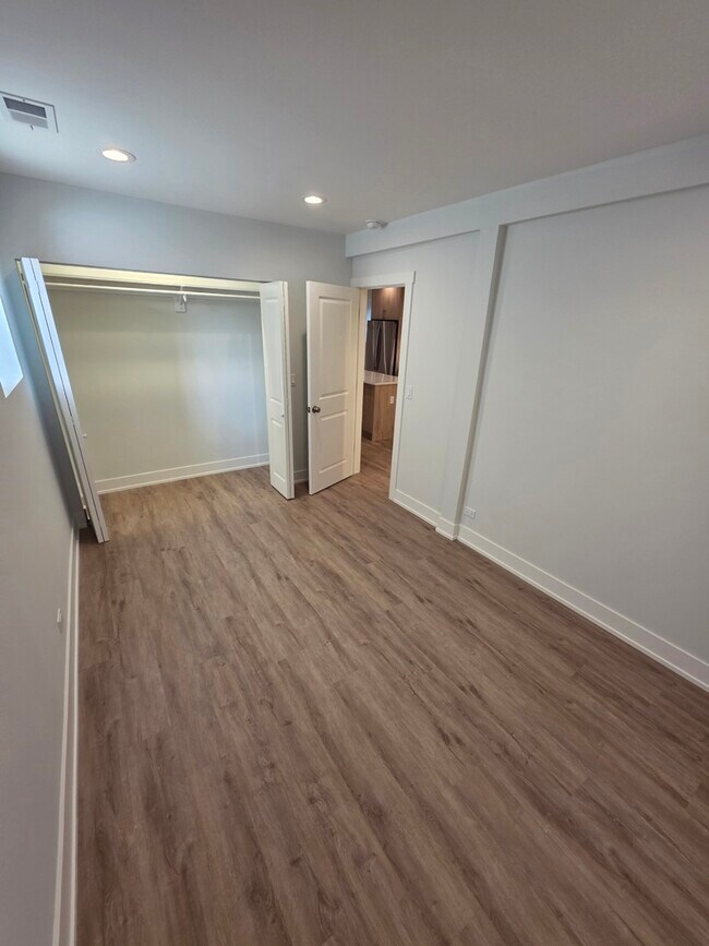 Building Photo - 2741 W Belmont Ave