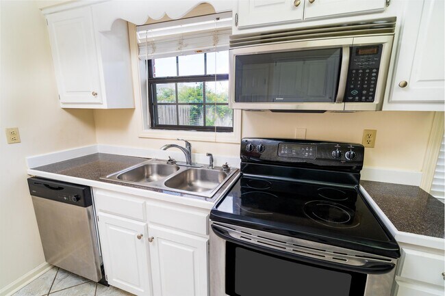 Building Photo - 1818 Stafford Cove