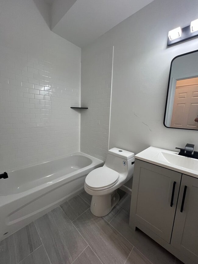 Building Photo - Newly Renovated 2-Bedroom Apartment in East Parkside! Available mid-July!