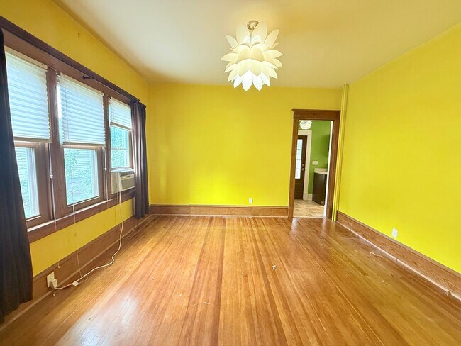 Building Photo - 906 N Evans St