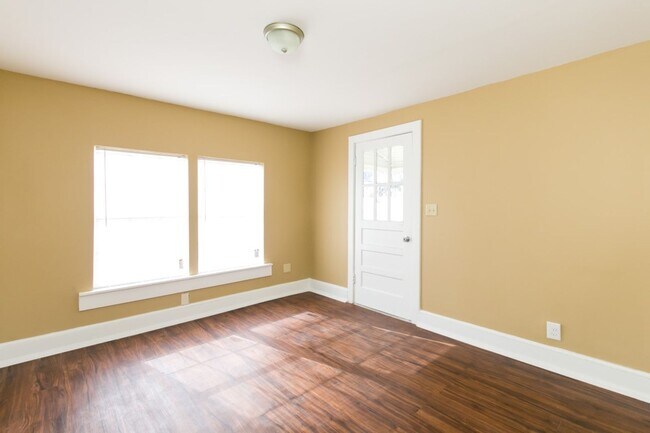 Building Photo - Cute, Clean & Completely Renovated