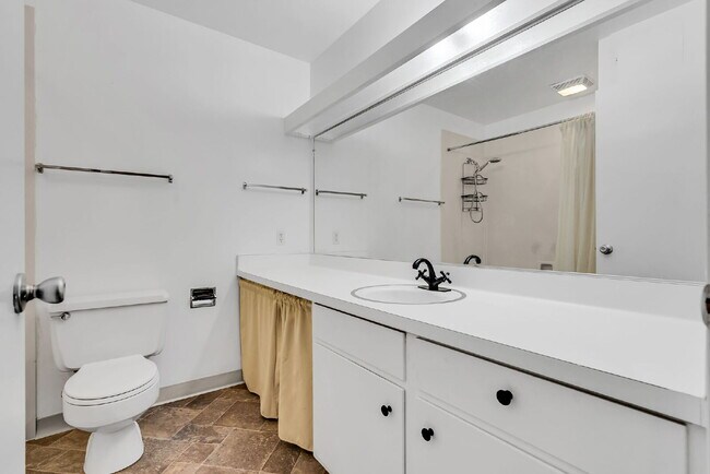 Building Photo - "Charming 2-Bed Condo Oasis in Walnut Cree...