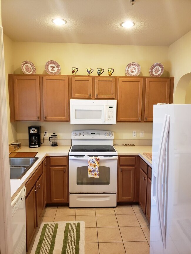 Building Photo - Lakeside Village Townhouse 2 Bedroom  2.5 Bath Available for Short-Term Rental