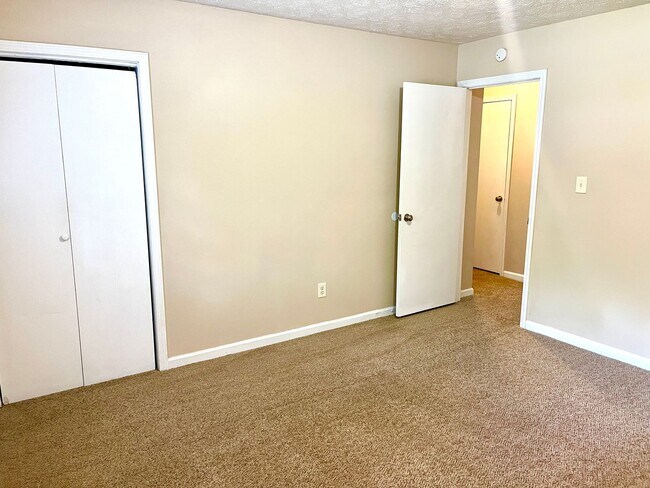 Building Photo - Delightful Upstairs 3 Bedroom / 2 Bathroom...