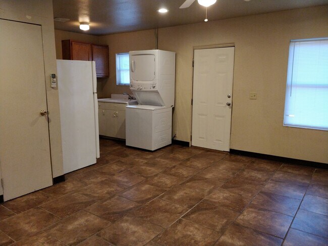 Building Photo - 232 1/2 and 232 Wilson