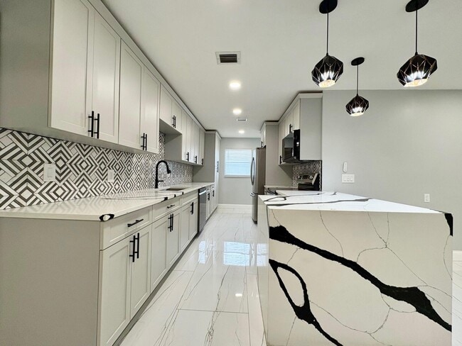 Building Photo - 1733 Sunset Ave