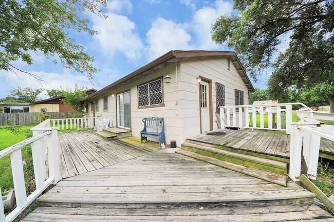 Building Photo - 535 Pampa St