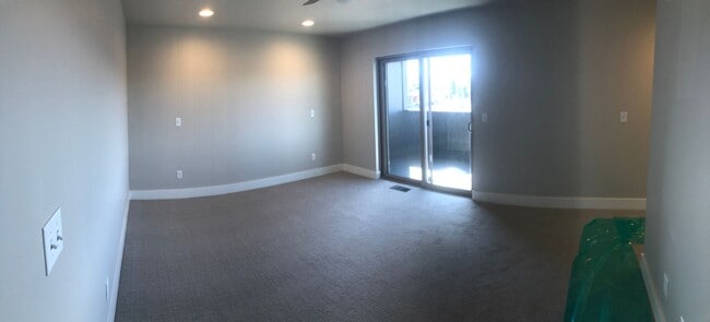 Building Photo - Modern Townhome, Centrally located.