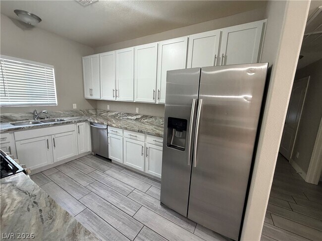 Building Photo - 1900 N Torrey Pines Dr