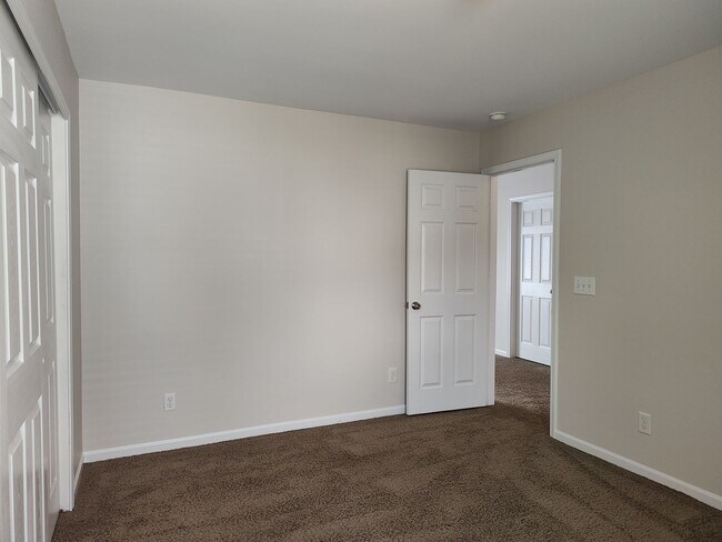 Building Photo - Pristine home located in the Woodbury comm...