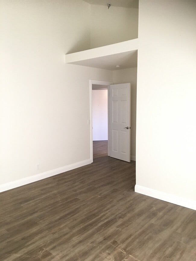 Building Photo - 1 bed, 1 bath River Ridge apartment on 2nd...