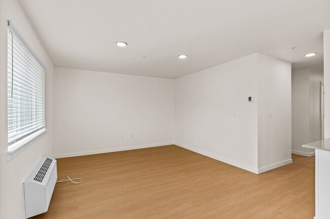 Building Photo - 2901 SE Salem Ave