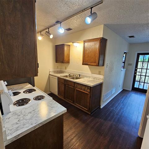 Building Photo - 1510 Cherrycrest Ln