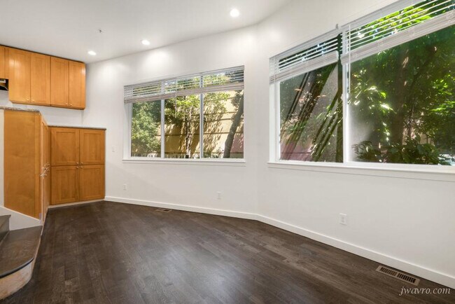 Building Photo - 25 Elgin Park