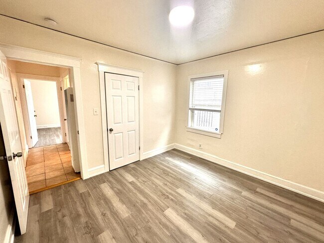 Building Photo - 1321