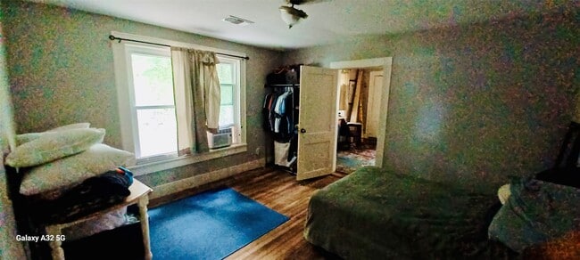 Building Photo - 610 Caplin St