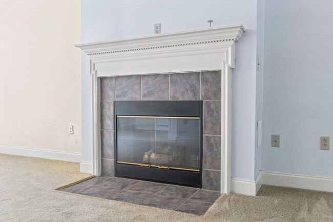 Building Photo - 3 bed/2.5 bath Off street parking