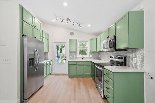 Building Photo - 719 W Woodlawn Ave