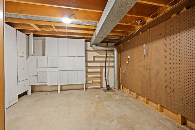 Building Photo - 8 Manor Dr