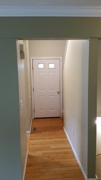 Building Photo - 8 Rosewood Ln
