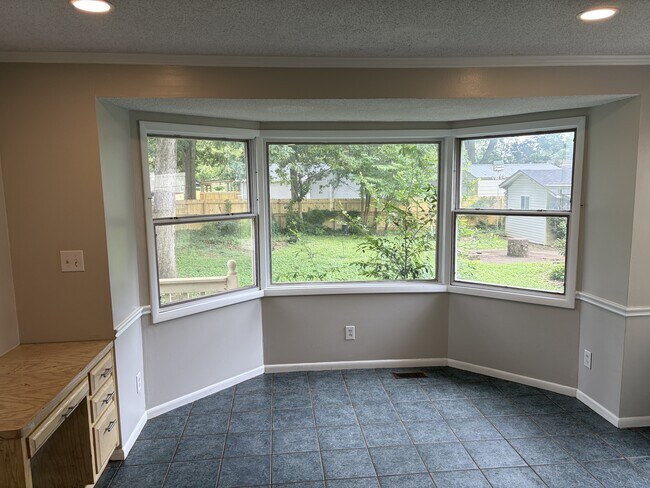Building Photo - 2109 Villaret Dr SW