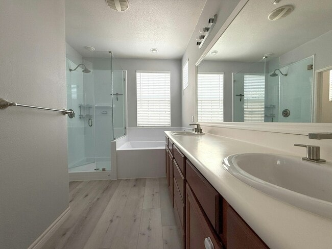 Building Photo - 956 Mira Lago Way