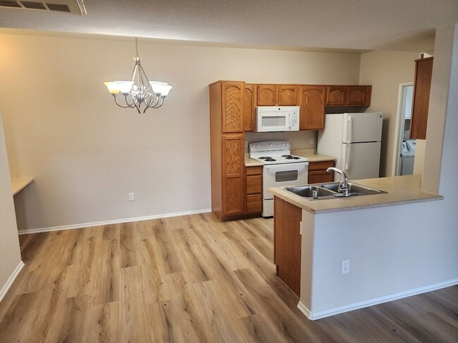 Building Photo - Upper Unit 3 Bedroom Condo with 1 Car Garage