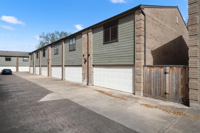 Building Photo - 9850 Pagewood Ln