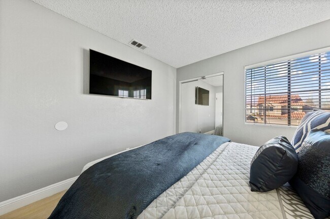 Building Photo - Fully furnished gorgeous Silverado Ranch home!