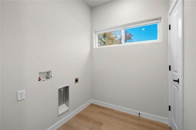 Building Photo - 50 Thaxted Dr