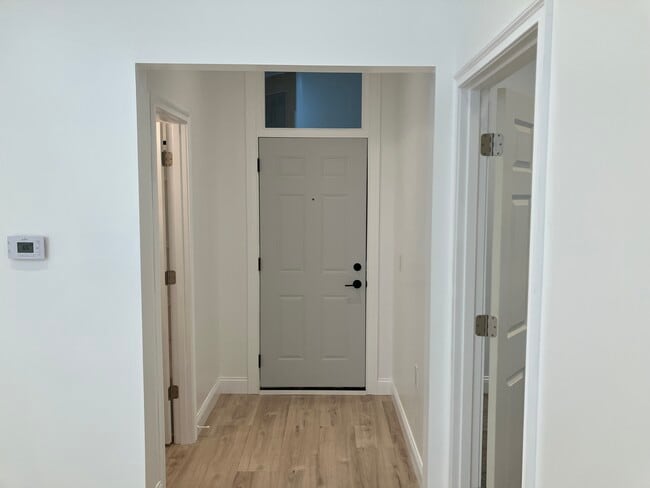 Building Photo - 513 1/2 S Main St