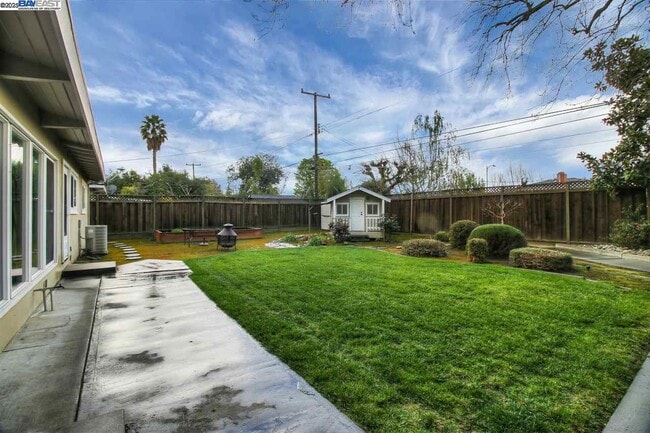 Building Photo - 623 Pineview Dr