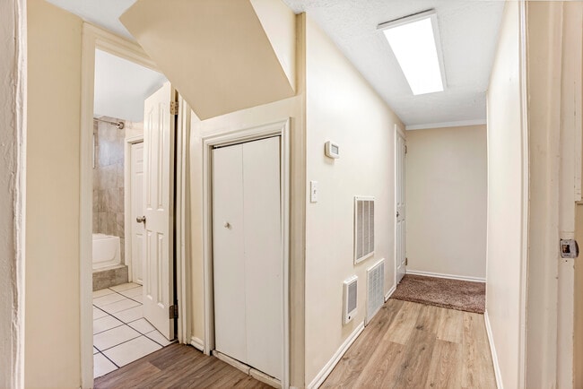 Building Photo - 2142 Robins Ave