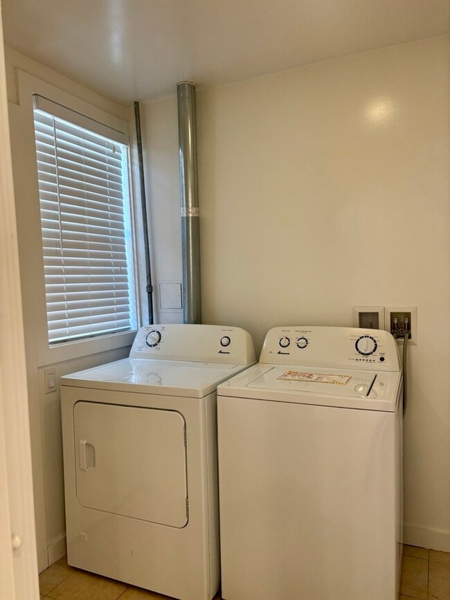 Building Photo - 184 Pixley St