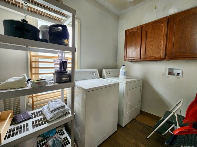 Building Photo - 4 bed 2.5 bath House | East Rochester | First Floor Laundry Hookups | Front and back covered porch