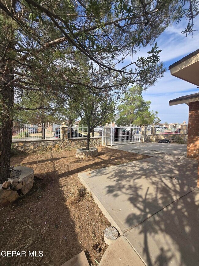 Building Photo - 6230 Arch Bridge Dr