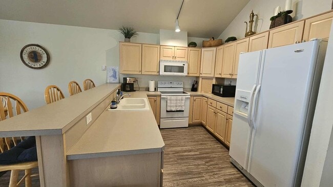 Building Photo - Fully Furnished Condo on Lake - This can b...