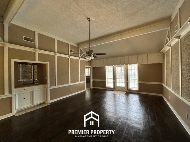 Building Photo - Beautiful 3BR/2BA Near Southwind | 1,681 Sq Ft, Vaulted Ceilings, Hardwood Floors & Garage