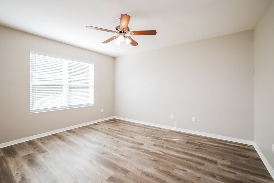 Building Photo - 140 SE 2nd Pl