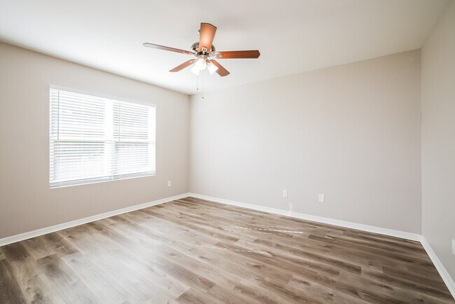 Building Photo - 140 SE 2nd Pl