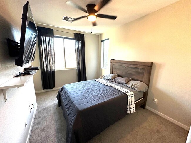 Building Photo - 4 bed 2.5 bath townhouse in The Crossings