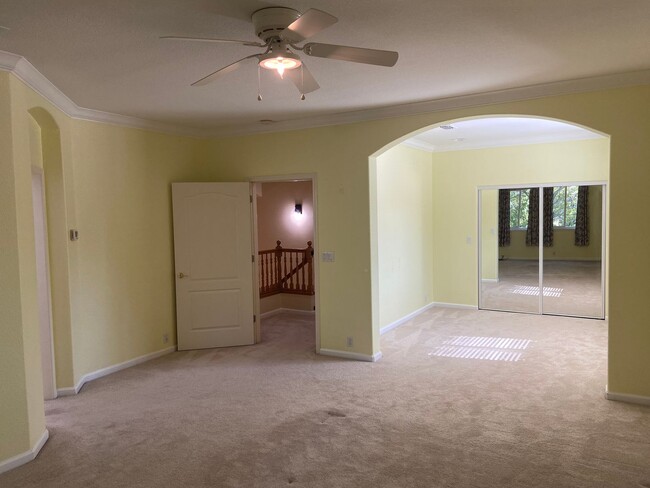 Building Photo - Large 4 bdrm 3 bath in Broadstone