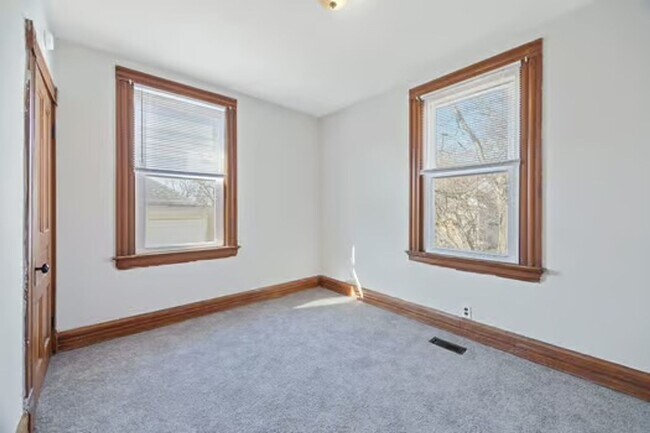 Building Photo - CHEVIOT:  Adorable 2+ bed 1.5 bath 2 story w 2 car garage